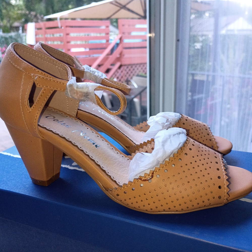 NWT.Dolce Nome Comfortable Tan Heeled Sandals US 5
